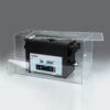 ASONIC 3L ултразвуков почистващ апарат в отворена Silent Box Отворена безшумна кутия, в която се намира ултразвукова почистваща машина ASONIC 3L, илюстрираща дизайна за намаляване на шума.