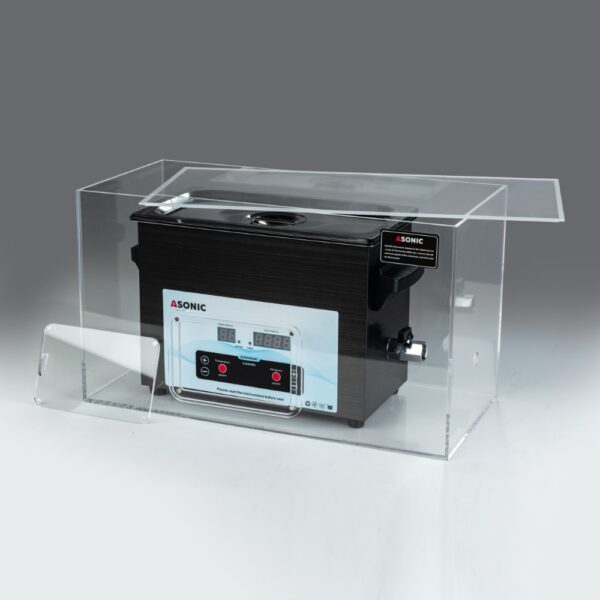 ASONIC 3L ултразвуков почистващ апарат в отворена безшумна кутия Отворена безшумна кутия, в която се показва ултразвуков почистващ уред ASONIC с обем 3 литра, илюстриращ дизайна за намаляване на шума.