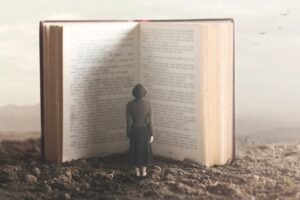 Човек, четящ голяма отворена книга, символизираща историята и напредъка на технологията за ултразвуково почистване.